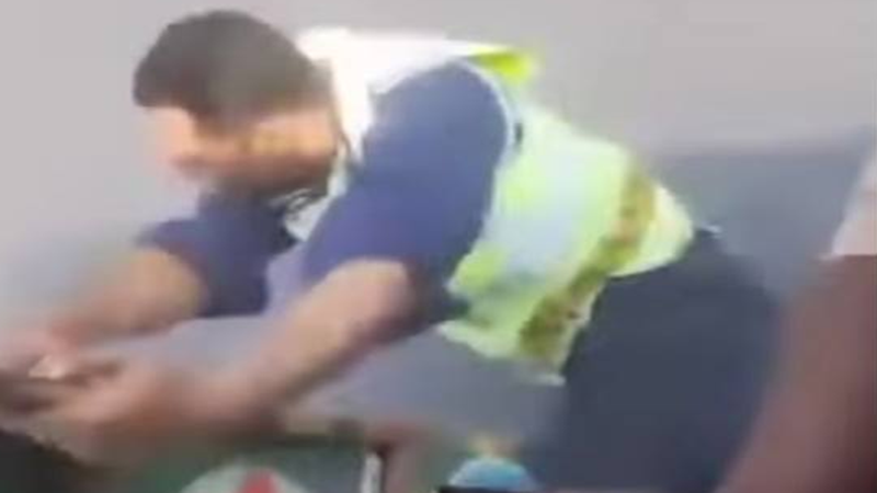 পুলিশকে অটোরিকশায় ঝুলিয়ে আধা কিলোমিটার নিয়ে গেলেন চালক